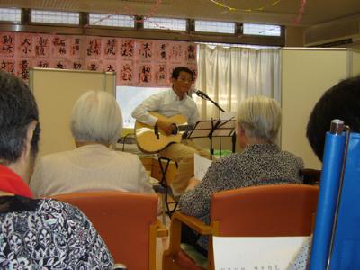 お年寄りの皆さんと一緒に